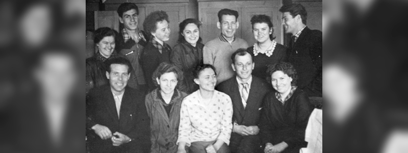 Ремонтная служба — основа всего Верхний ряд, второй слева Анатолий Григорьевич Волков. Техотдел. 1964 год.